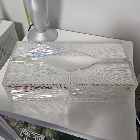 Mid Century Modern Celebrity Acrylic/Lucite Tissue Box Holder - Picture 4 of 9